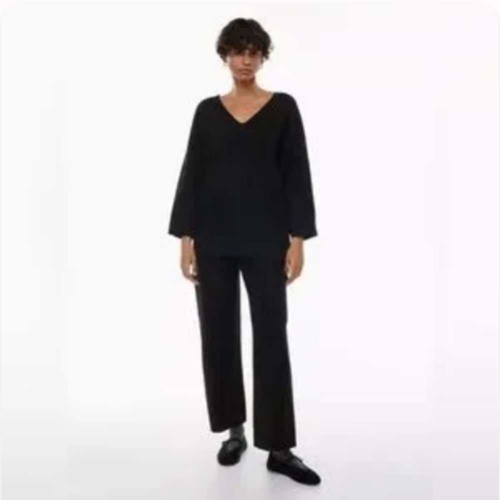 Aritzia Oversized V-Neck Souvenir Sweater Size 1 NWT